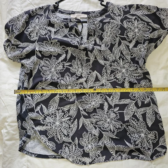 LOFT Petites MP Floral Blouse Black White Lightweight Short Sleeve V-Neck - Picture 9 of 14